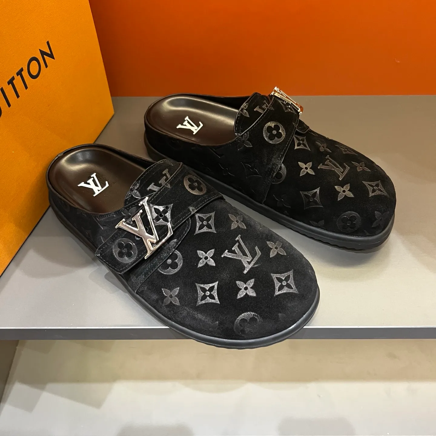 P360, 38-45 LV Easy 2025 new men's casual sandals, made of suede cow leather, with Monogram pattern to highlight the trendy style. Adjustable straps illuminated with LV letters, while a resilient insole and micro outsole provide lightweight comfort. Made of suede cow leather with embossed Monogram pattern and brand element metal hardware✅Adjustable straps➕Tough insole‼ ️Micro outsole. Comfortable and easy to wear‼ ️ P: 360, size: 38-45